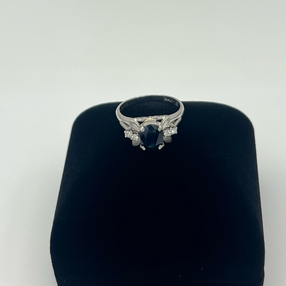 Platinum Ring with Natural Sapphire and Natural Diamonds